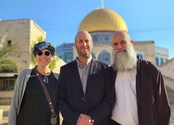 Itzhak Crozier et son père lors d'une incursion dans la sainte mosquée al-Aqsa